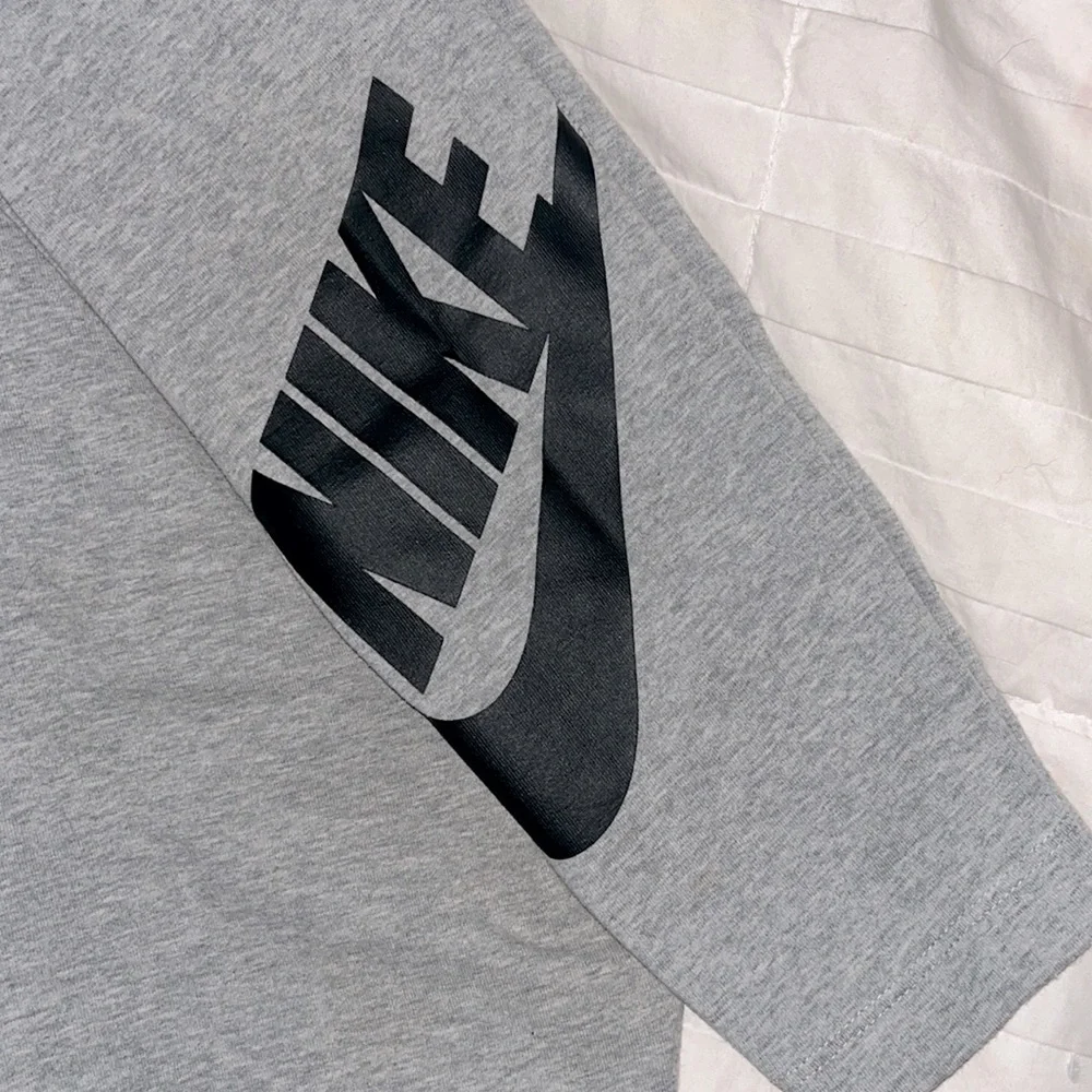 NIKE - Picture 2 of 3